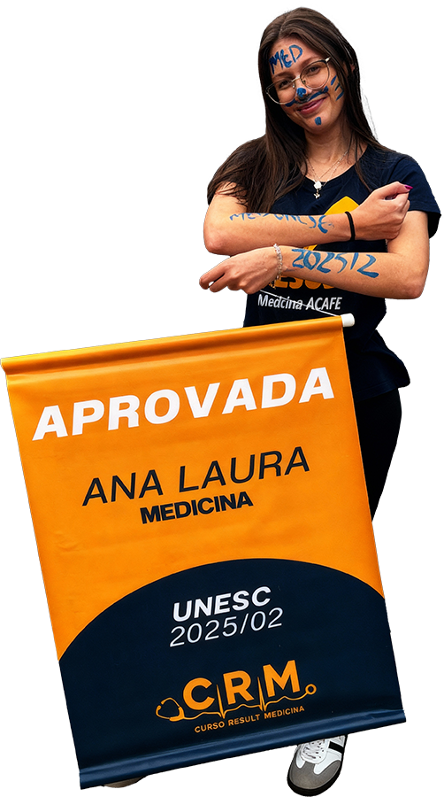 Aluna aprovada em Medicina segurando o banner do CRM