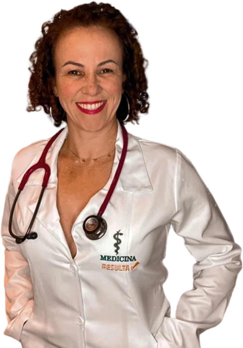 Profª Janna de jaleco, cercada por fotos de centenas de alunos aprovados em Medicina
